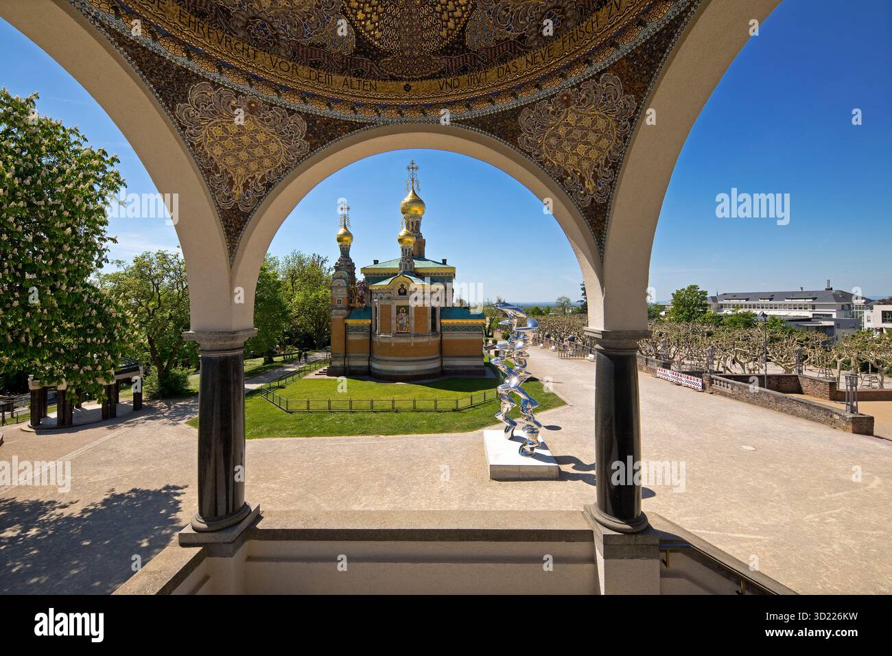 Ausblick aus dem Pavillion auf die Russische Kapelle mit der Edelstahlplastik von Tony Cragg, Mathildenhoehe, Darmstadt, Hessen, Deutschland, Europa Stockfoto