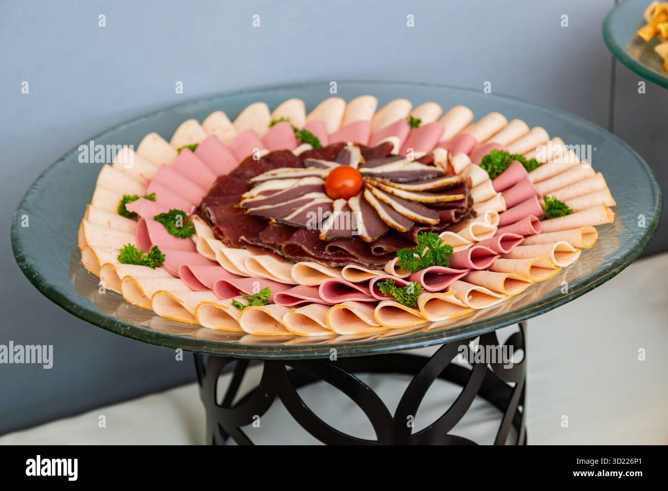 Geräucherter Fleischteller, Antipasto-Set, Vorspeisenauswahl auf Teller Stockfoto