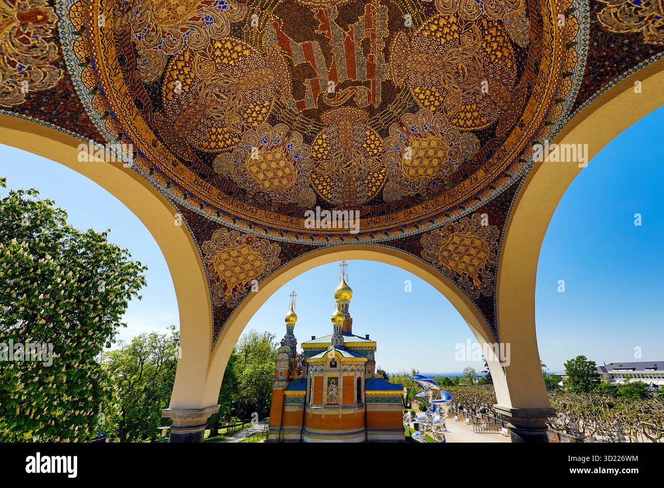 Ausblick aus dem Pavillion mit dem Mosaik auf die Russische Kapelle, Mathildenhoehe, UNESCO-Welterbe, Darmstadt, Hessen, Deutschland, Europa Stockfoto