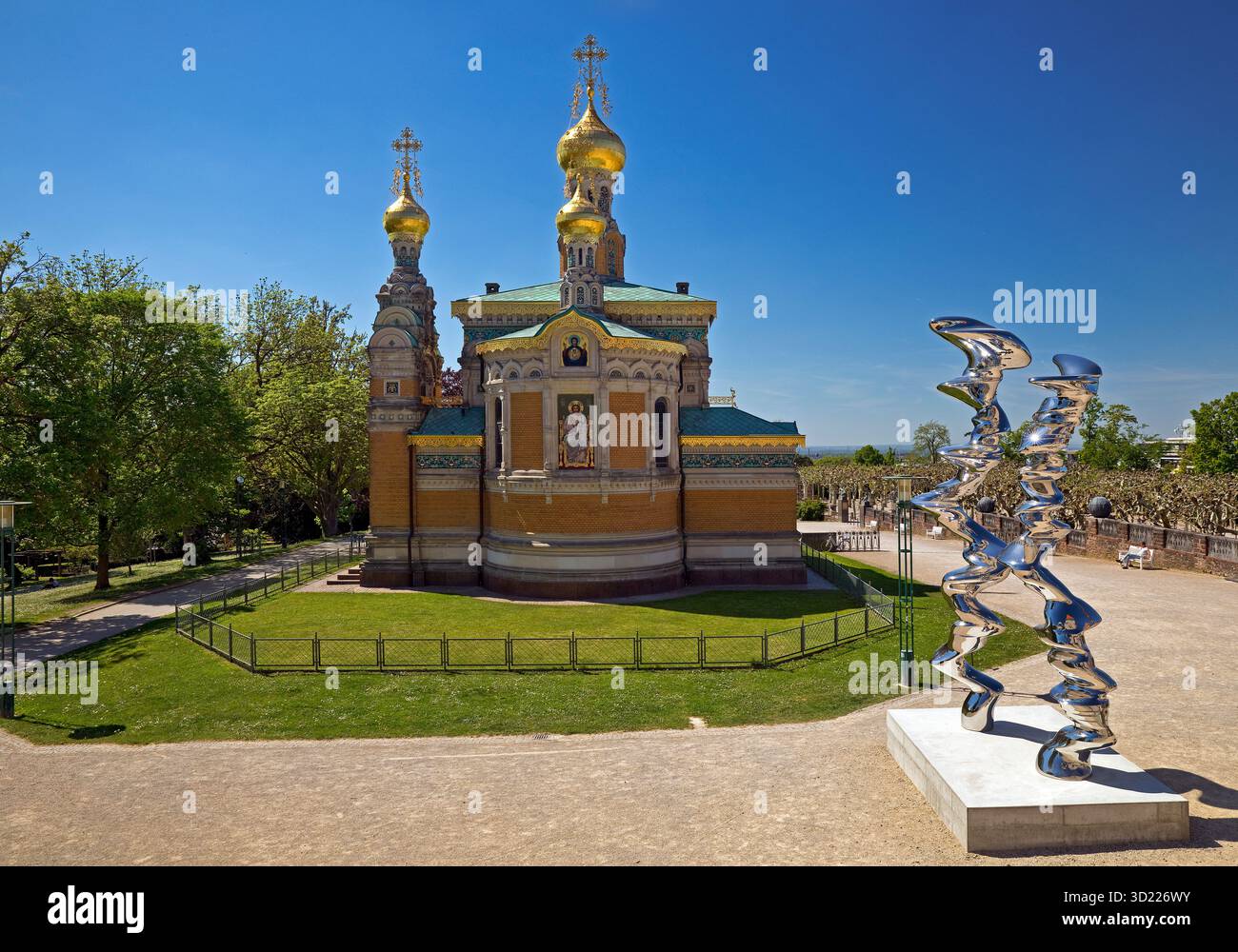 Russische Kapelle mit Edelstahlplastik mit dem Titel Points of View von Tony Cragg, Mathildenhoehe, Darmstadt, Hessen, Deutschland, Europa Stockfoto
