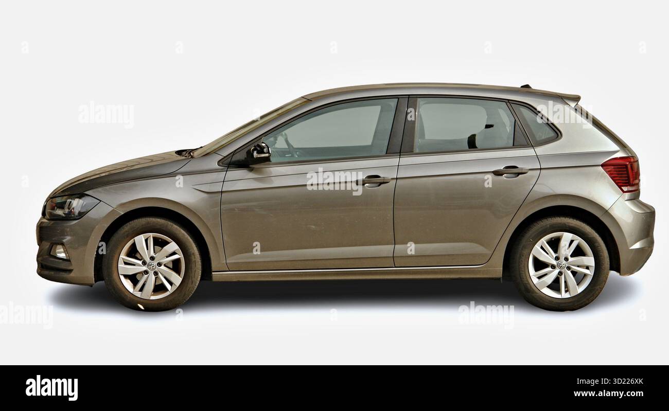 Das graue Volkswagen Polo zeigt seine linke Seite, isoliert auf weiß Stockfoto
