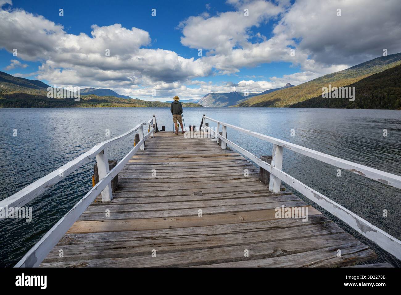 Entspannender Ort am ruhigen See. Entspannungsurlaub Stockfoto