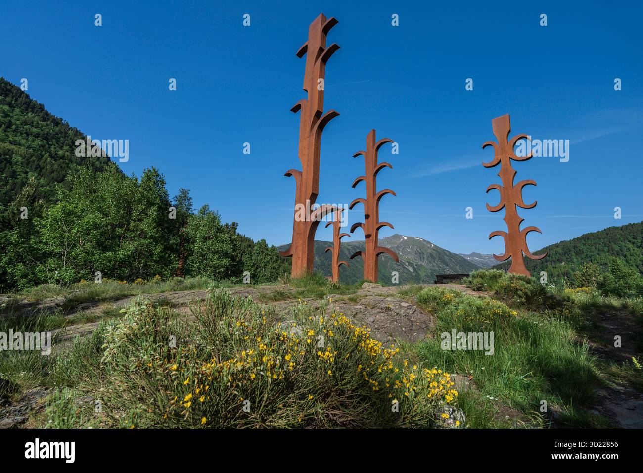 Estripagecs Skulptur, skulpturales Ensemble aus fünf großen Totems, architektonisches Erbe von Andorra, Grau de la Llosa circ Stockfoto