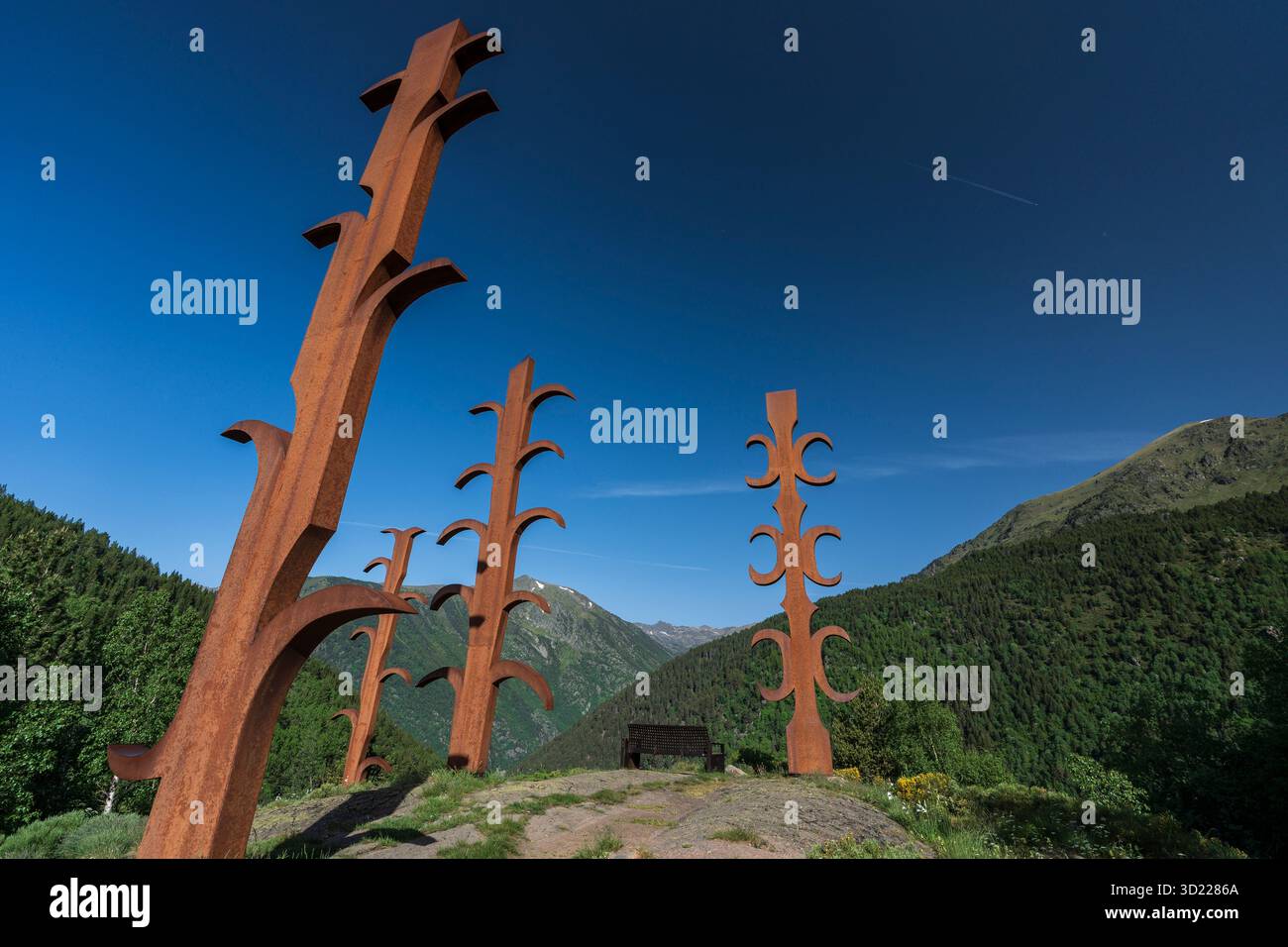 Estripagecs Skulptur, skulpturales Ensemble aus fünf großen Totems, architektonisches Erbe von Andorra, Grau de la Llosa circ Stockfoto