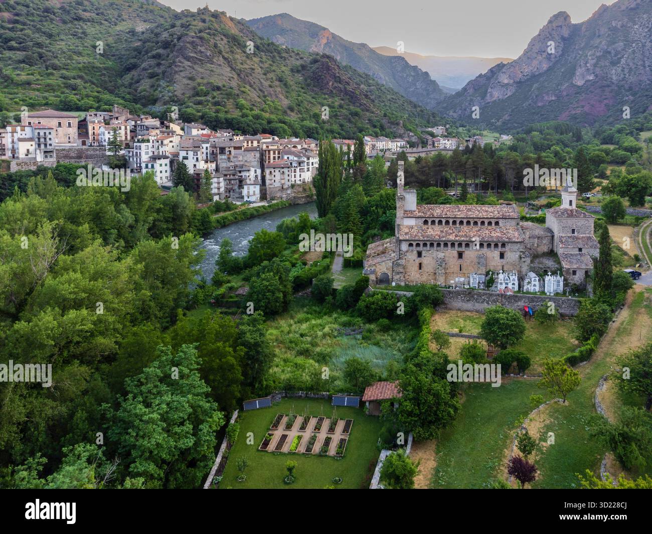 Romanisches Kloster Santa María, 11. Jahrhundert, Gerri de la Sal, Pallars Sobirá, Lleida, Katalonien, Spanien Stockfoto