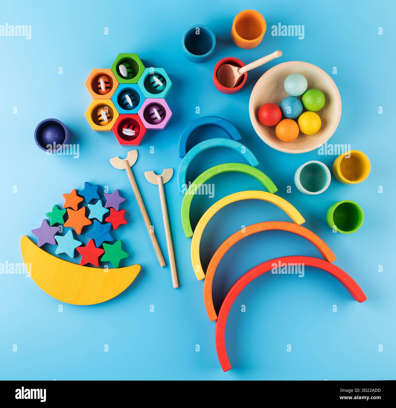 Umweltfreundliche farbige Lernspielzeug aus Holz nach der Montessori-Methode für Kinder im Vorschulalter Stockfoto