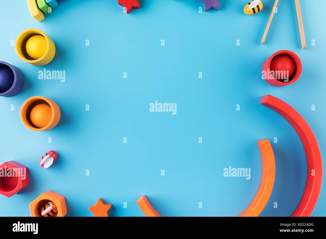 Rahmen aus Holz Lernspielzeug auf blauem Hintergrund mit Platz für Text. Stockfoto