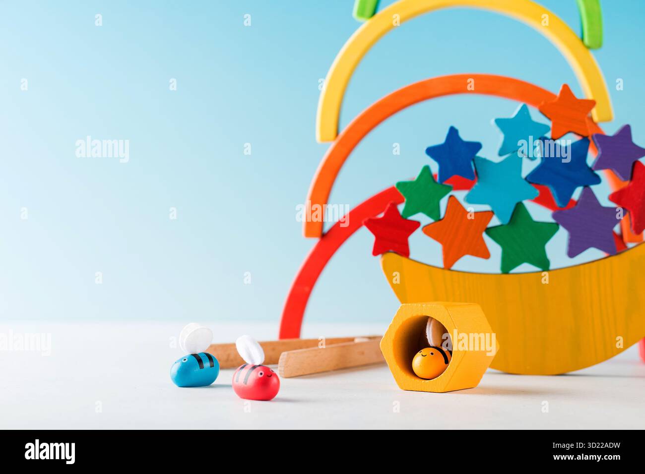Pädagogisches Spielzeug aus Holz für Kinder im Vorschulalter auf blauem Hintergrund. Montessori-Methode. Speicherplatz kopieren. Stockfoto