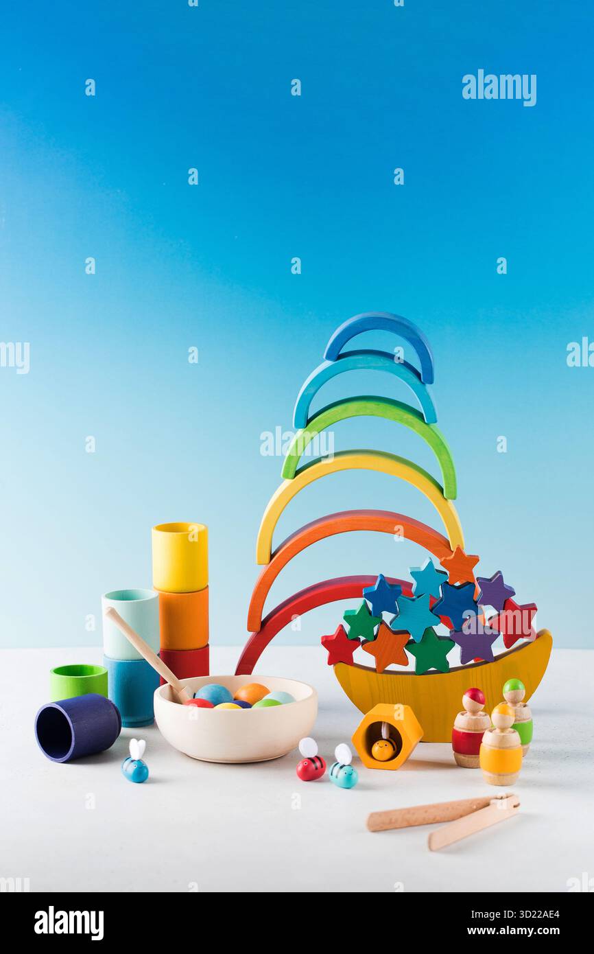 Pädagogisches Spielzeug aus Holz für Kinder im Vorschulalter auf blauem Hintergrund. Montessori-Methode. Speicherplatz kopieren. Stockfoto