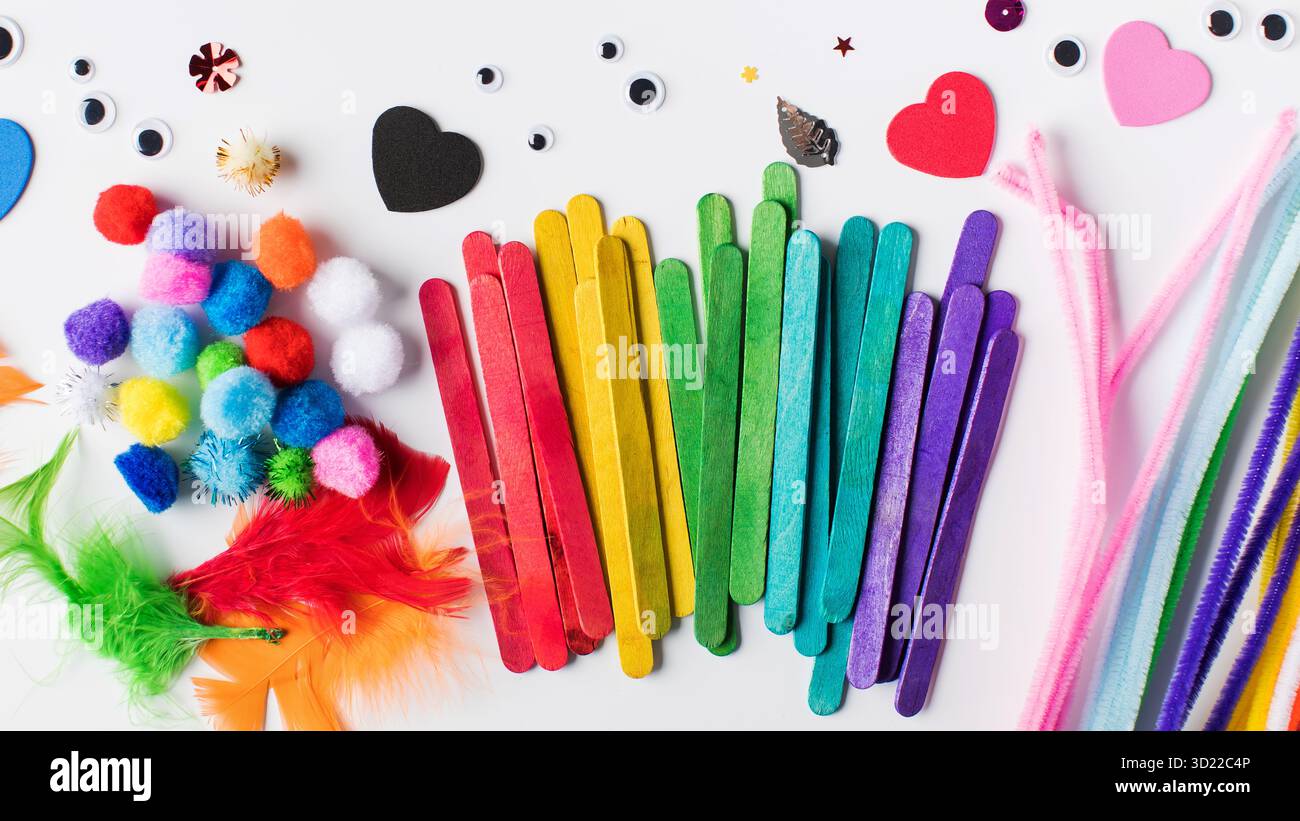 Ein Set aus verschiedenen und farbenfrohen Materialien für das Handwerk von Kindern. Kinderhandwerk, künstlerische Entwicklung von Kindern Stockfoto