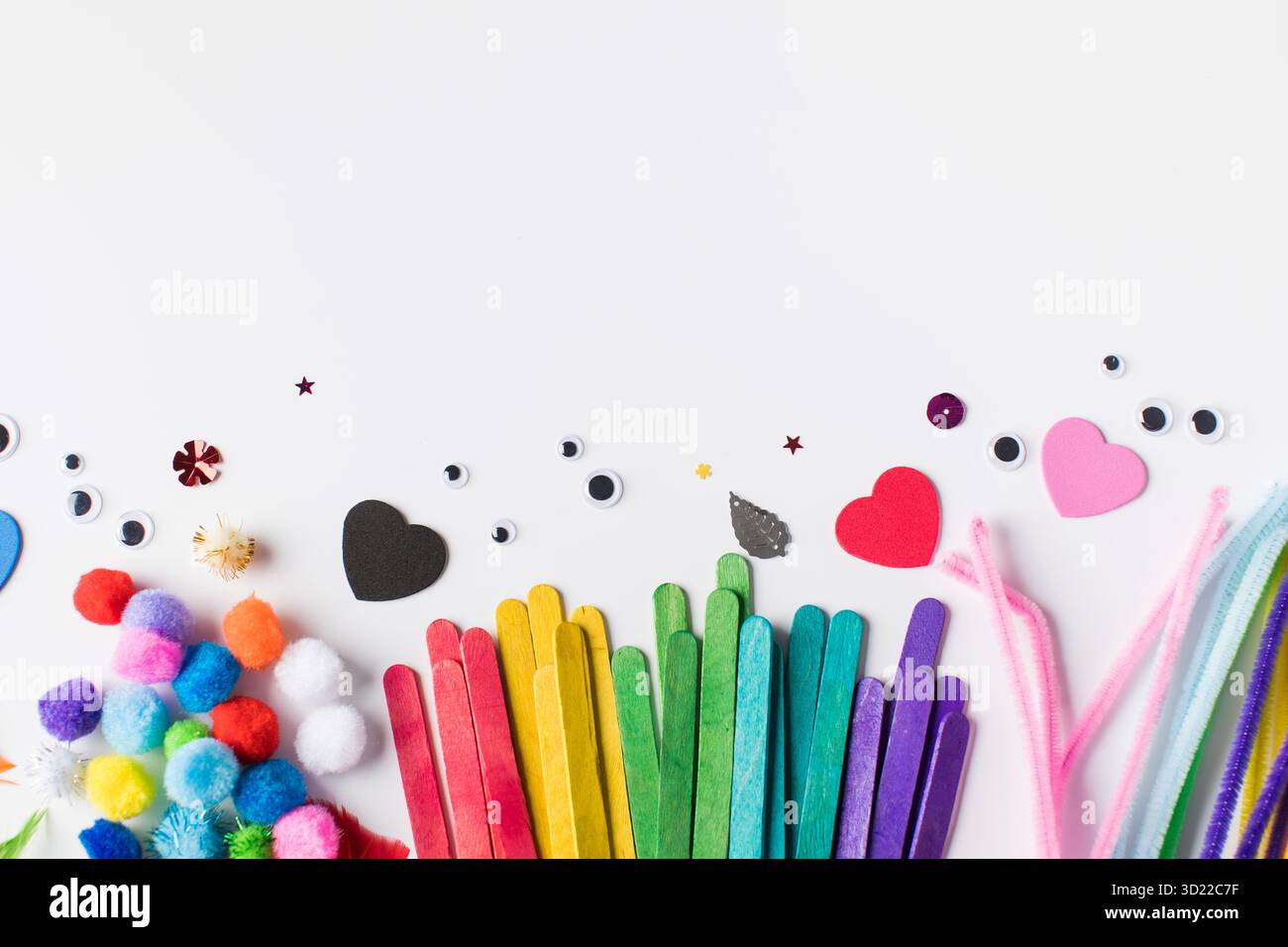 Ein Set aus verschiedenen und farbenfrohen Materialien für das Handwerk von Kindern. Kinderhandwerk. Speicherplatz kopieren Stockfoto