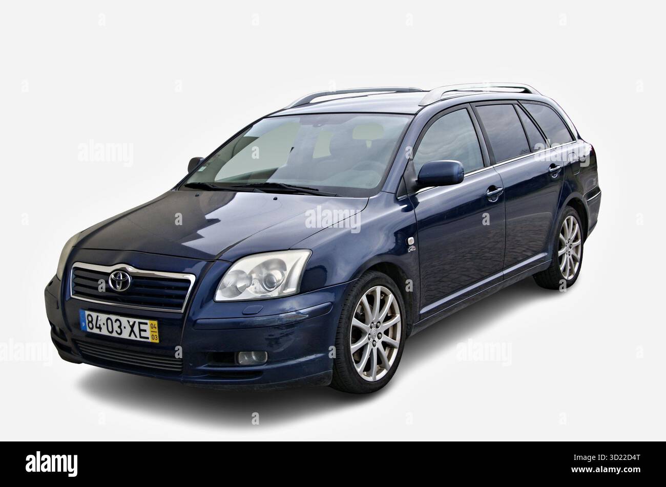 Toyota Avensis Kombi parkt auf weißem Hintergrund Stockfoto