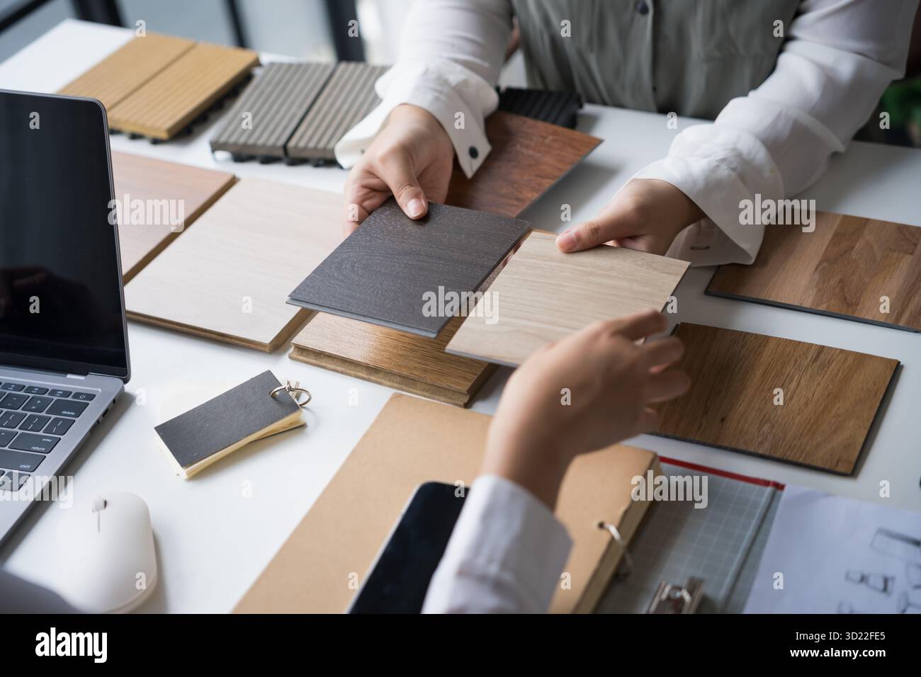 Innenarchitektin präsentiert umweltfreundliche Holzmaterialmuster für nachhaltige Wohnkultur Stockfoto