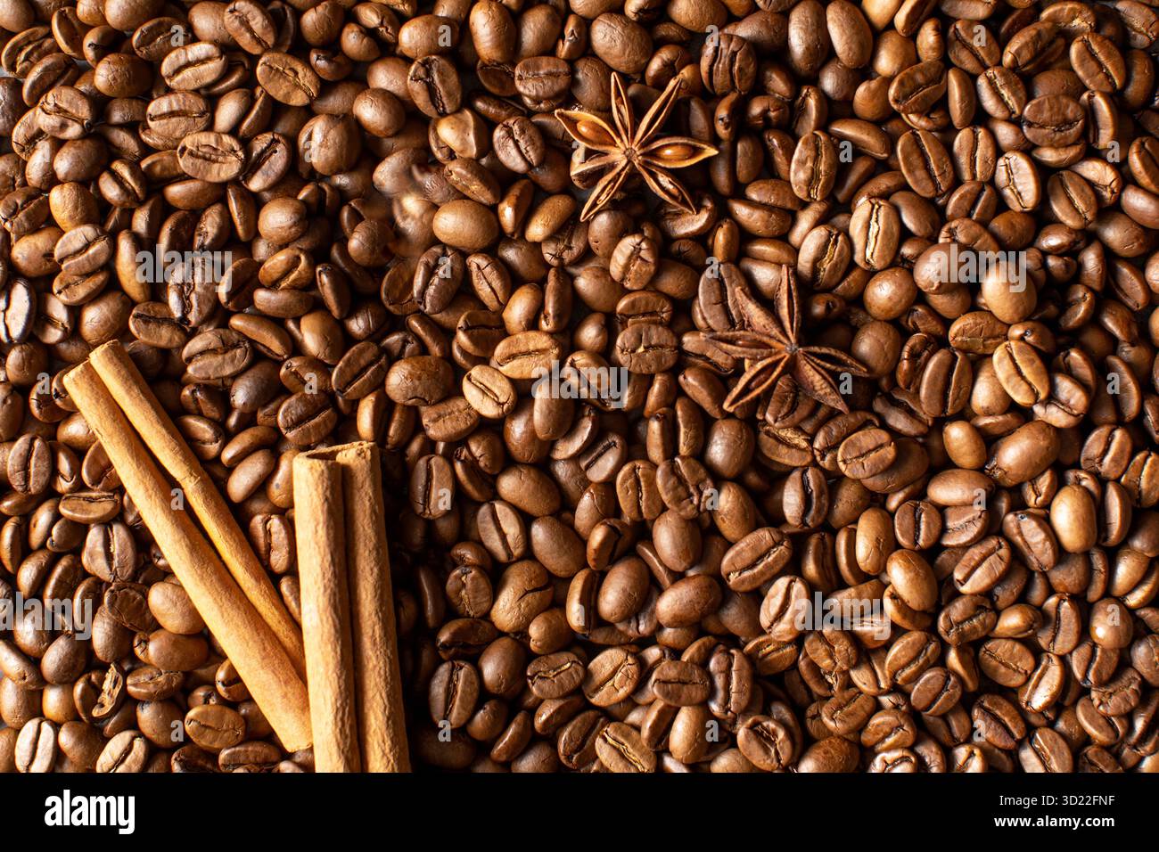 Hintergrund von Kaffeebohnen, Zimtstangen und Sternanise im gesamten Rahmen. Stockfoto