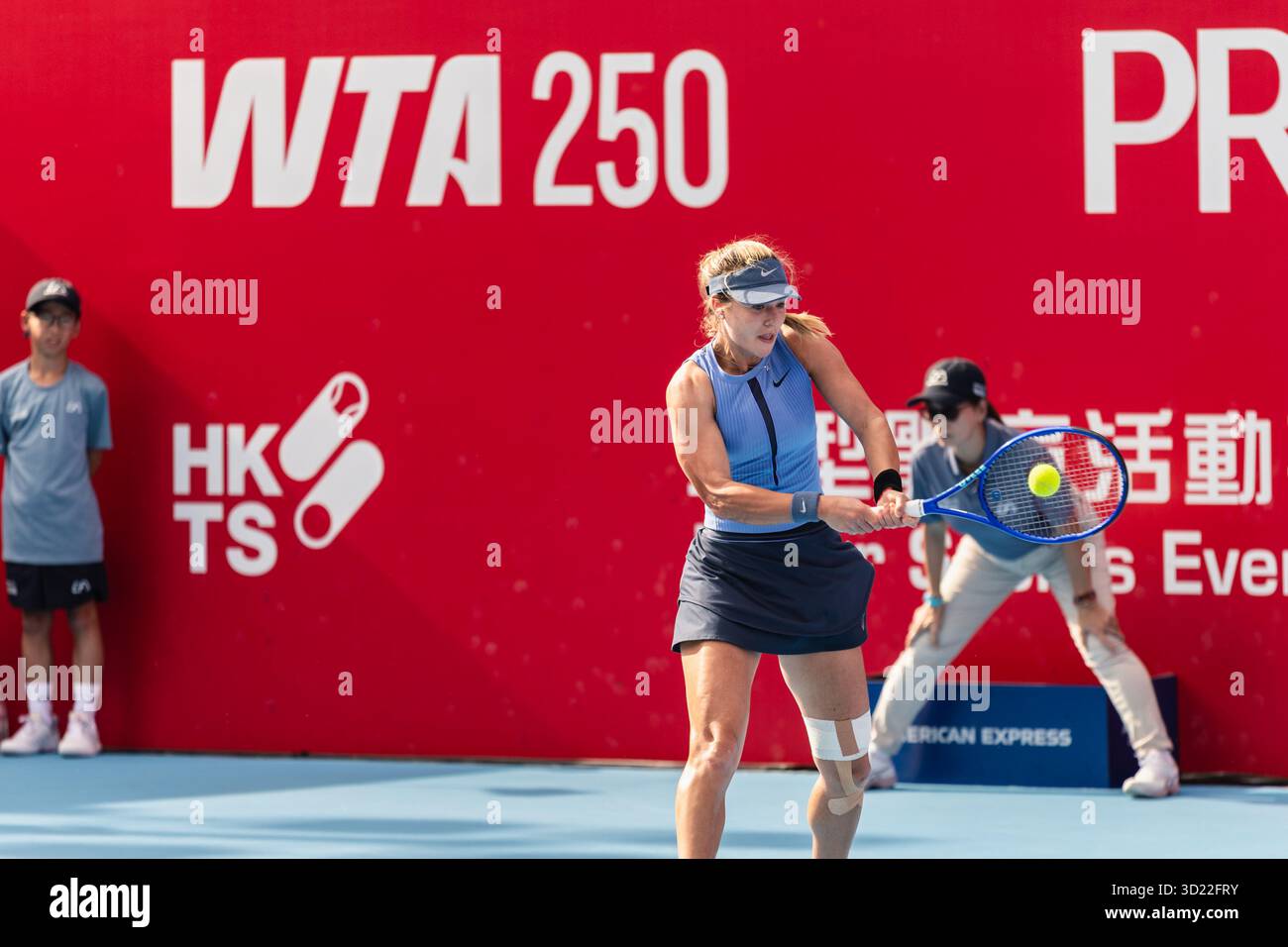 HONGKONG, China - Anna Kalinskaya aus Russland gegen Shuai Zhang aus China während der WTA 250 - Prudential Hong Kong Tennis Open auf dem Victoria Park Tennis Court Stockfoto