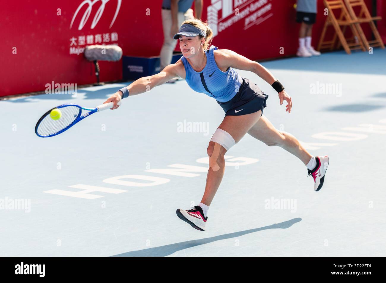 HONGKONG, China - Anna Kalinskaya aus Russland gegen Shuai Zhang aus China während der WTA 250 - Prudential Hong Kong Tennis Open auf dem Victoria Park Tennis Court Stockfoto