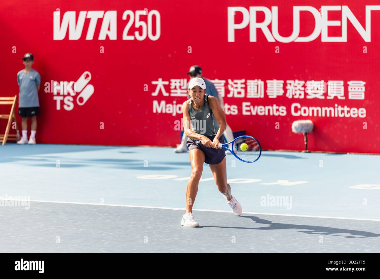HONGKONG, China - Anna Kalinskaya aus Russland gegen Shuai Zhang aus China während der WTA 250 - Prudential Hong Kong Tennis Open auf dem Victoria Park Tennis Court Stockfoto