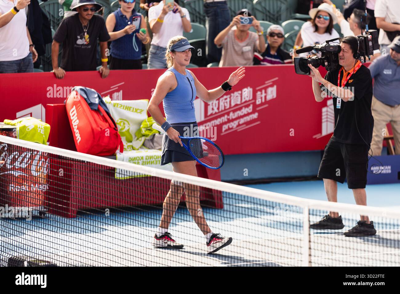 HONGKONG, China - Anna Kalinskaya aus Russland gegen Shuai Zhang aus China während der WTA 250 - Prudential Hong Kong Tennis Open auf dem Victoria Park Tennis Court Stockfoto