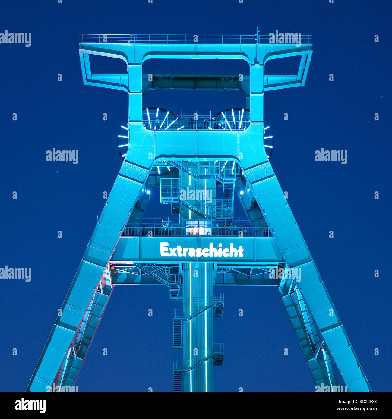 Beleuchtetes Foerdergeruest des Deutschen Bergbaumuseums zur Extraschicht, Bochum, Ruhrgebiet, Nordrhein-Westfalen, Deutschland, Euro Stockfoto