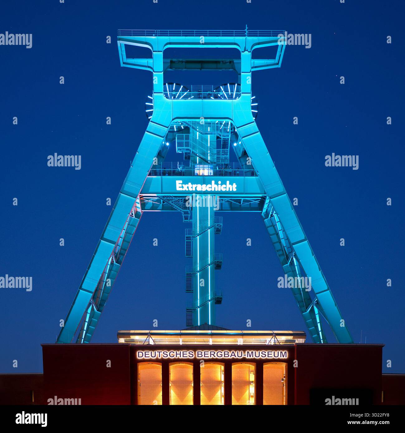 Beleuchtetes Foerdergeruest des Deutschen Bergbaumuseums zur Extraschicht, Bochum, Ruhrgebiet, Nordrhein-Westfalen, Deutschland, Euro Stockfoto