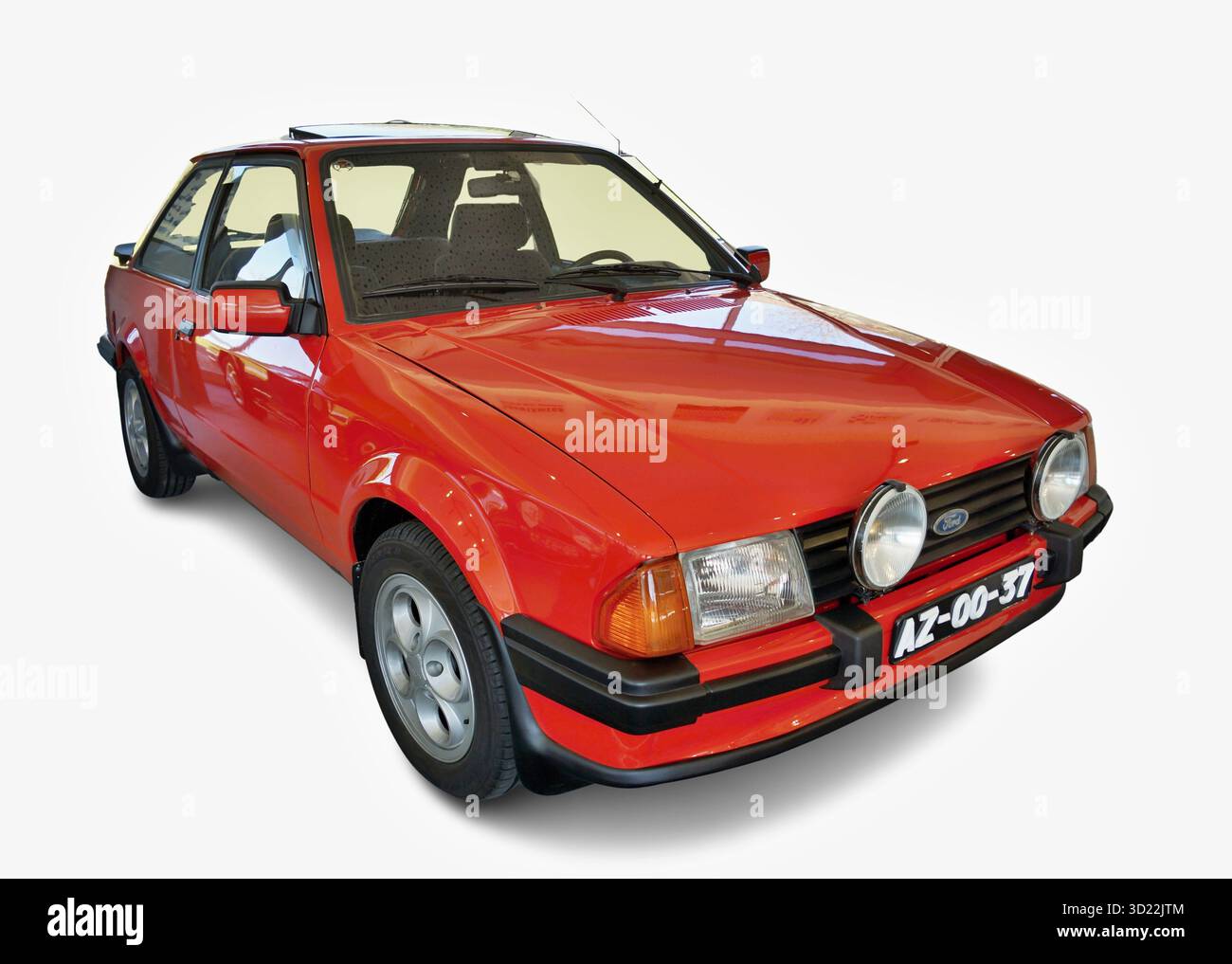 Roter Ford Escort Mk3 geparkt mit offenem Schiebedach, Vorder- und Seitenansicht Stockfoto