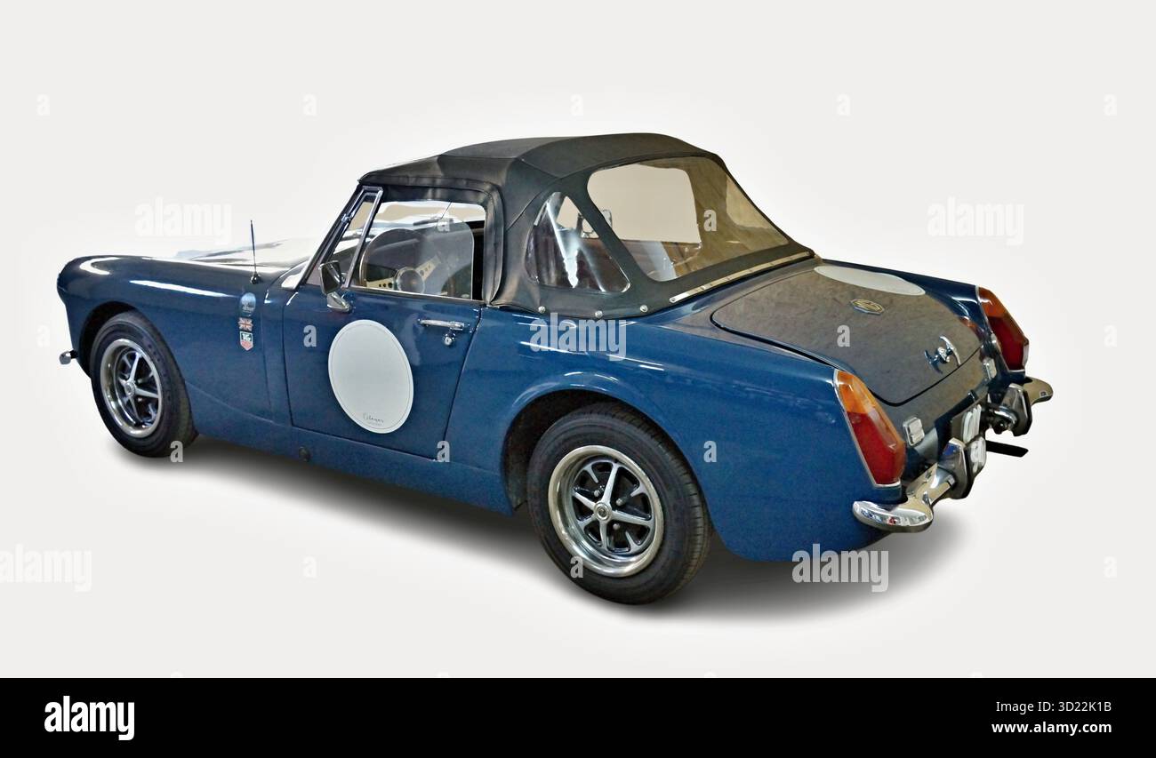 Klassischer, blauer MG Midget Sportwagen, geparkt mit sanftem Aufladen Stockfoto