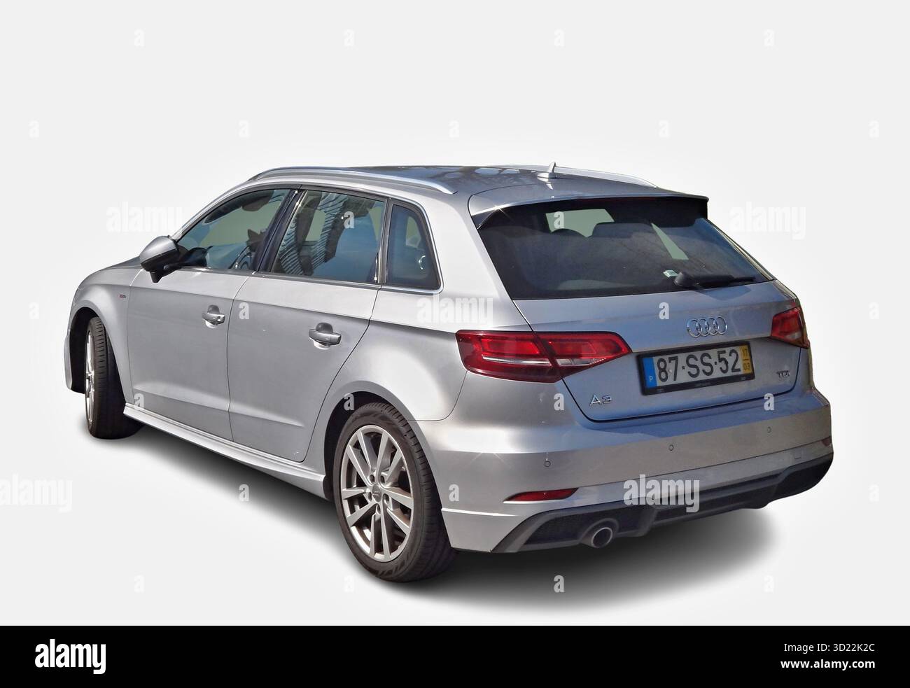 Silberner Audi A3 Sportback mit Heck auf weißem Hintergrund Stockfoto