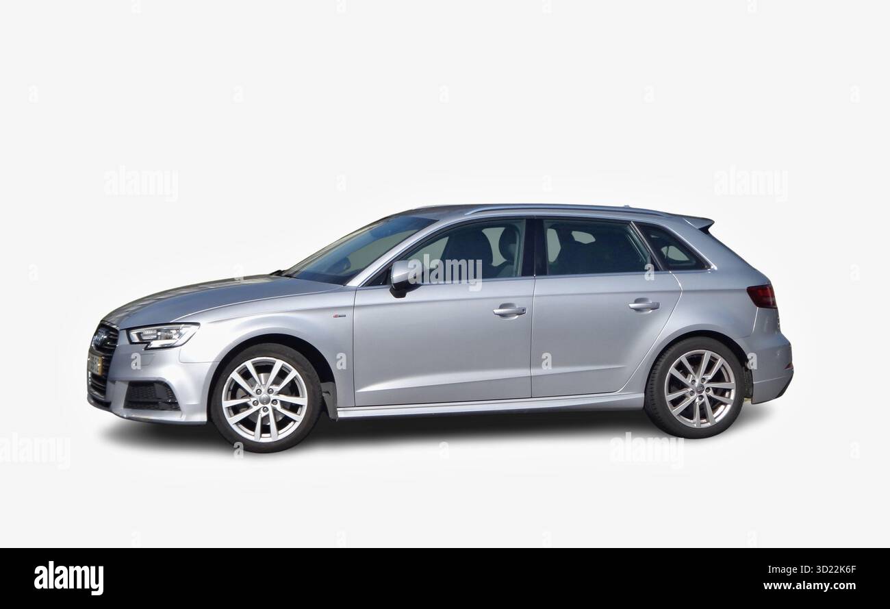 Silberner Audi A3 Sportback parkt auf weißem Hintergrund Stockfoto