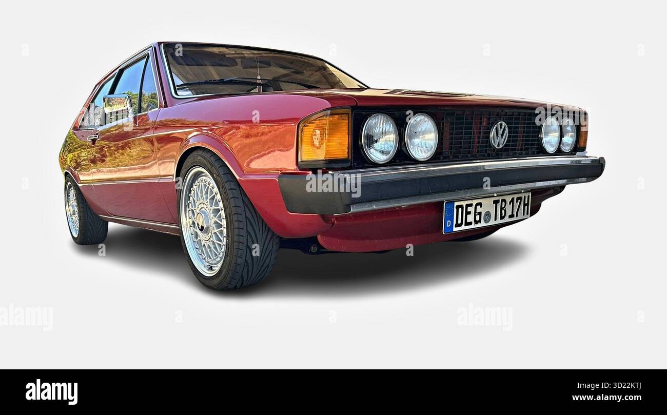 Der restaurierte Volkswagen Scirocco zeichnet sich durch seine glänzende Farbe und die Chromfelgen aus Stockfoto