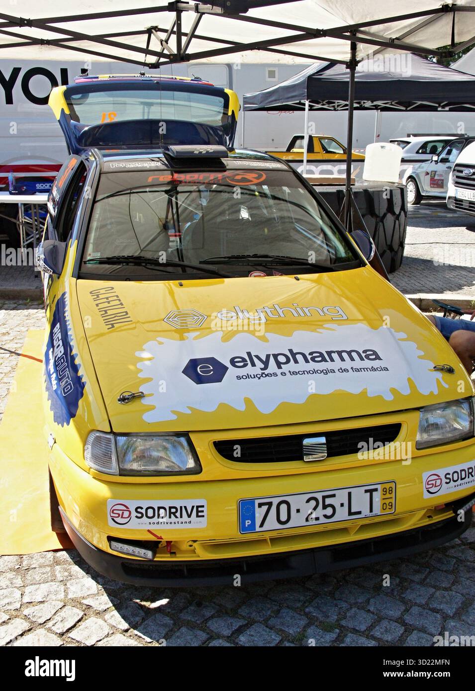 Ibiza Kit Car mit gelbem Sitz wartet auf den Start des Rallye-Wettbewerbs Stockfoto
