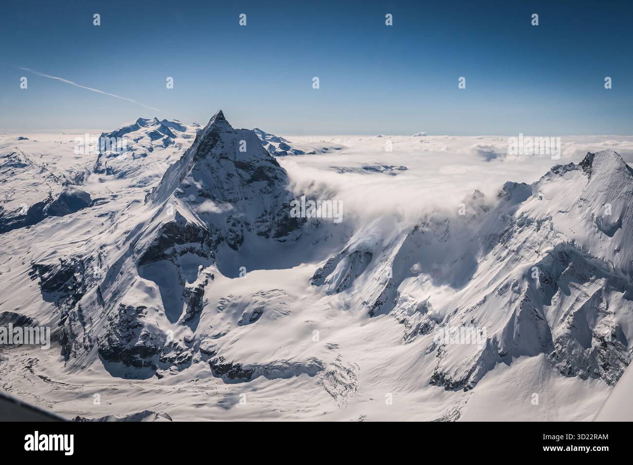Das Symbol der Alpen - Matterhorn! Atemberaubende hochalpine Berglandschaft vom alpinen Spielplatz in Europa. Matterhorn-Winterbild. Stockfoto