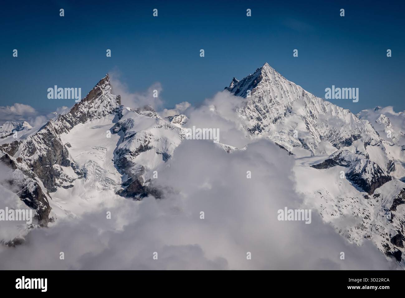 Wir gleiten vorbei an Dent Blanche und sehen einige der großen Gipfel zwischen Zermatt und Visp im Rhonetal. Weisshorn auf der rechten Seite. Stockfoto