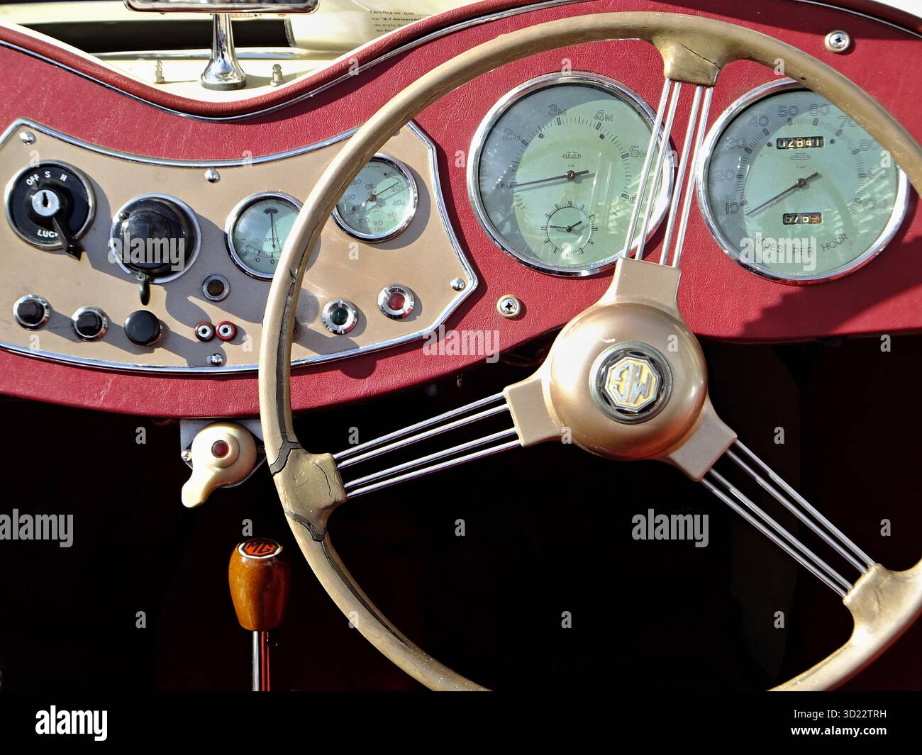 Armaturenbrett und Lenkrad eines klassischen MG-Sportwagens Stockfoto