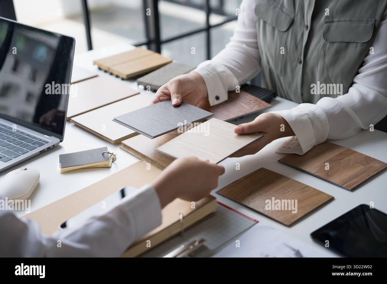 Innenarchitektin präsentiert umweltfreundliche Holzmaterialmuster für nachhaltige Wohnkultur Stockfoto