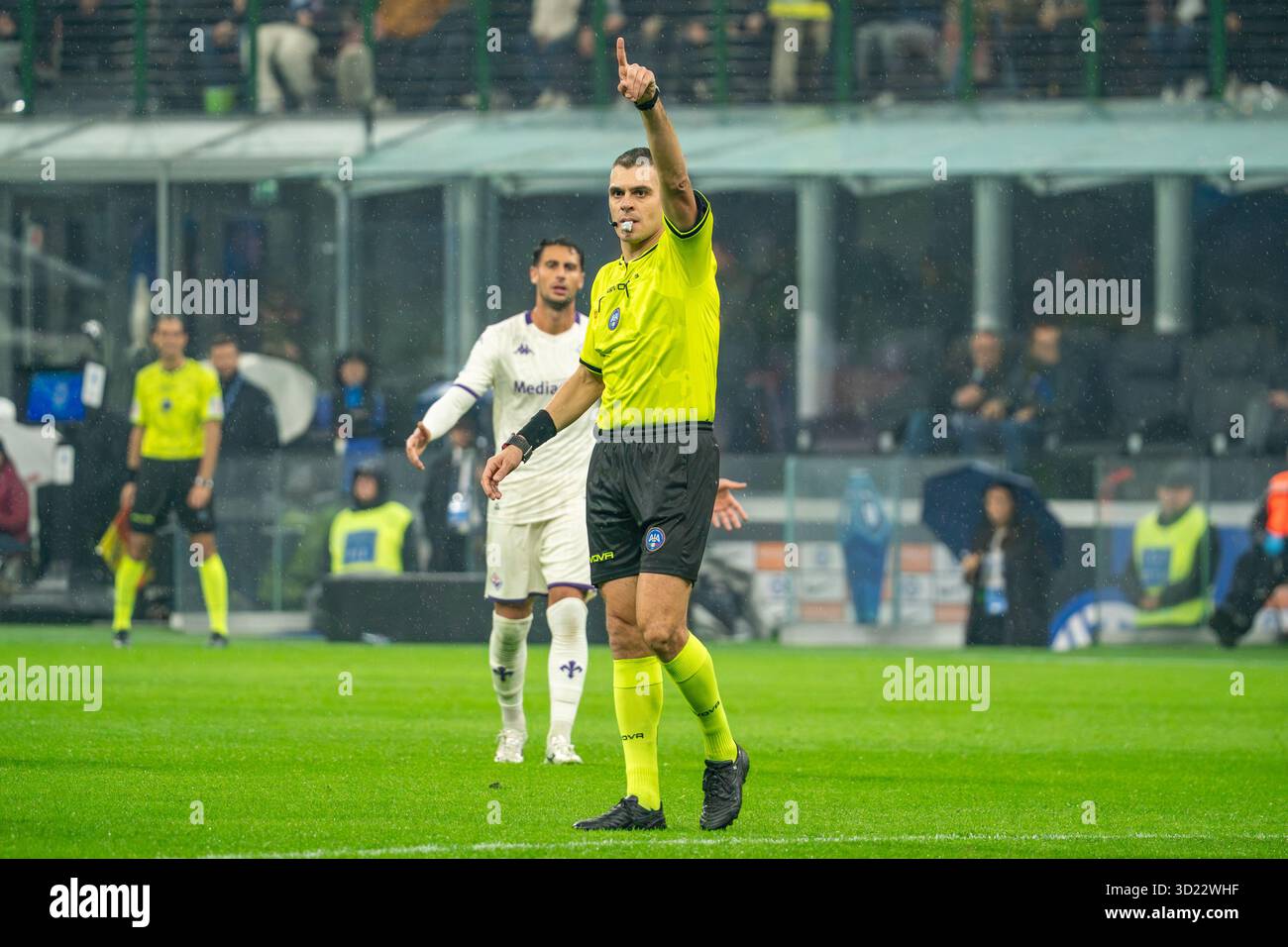 Mailand, Italien. Oktober 2025. Simone Sozza (Schiedsrichter) während des Spiels Inter - FC Internazionale vs ACF Fiorentina, italienischer Fußball Serie A in Mailand, Italien, 29. Oktober 2025 Credit: Independent Photo Agency/Alamy Live News Stockfoto
