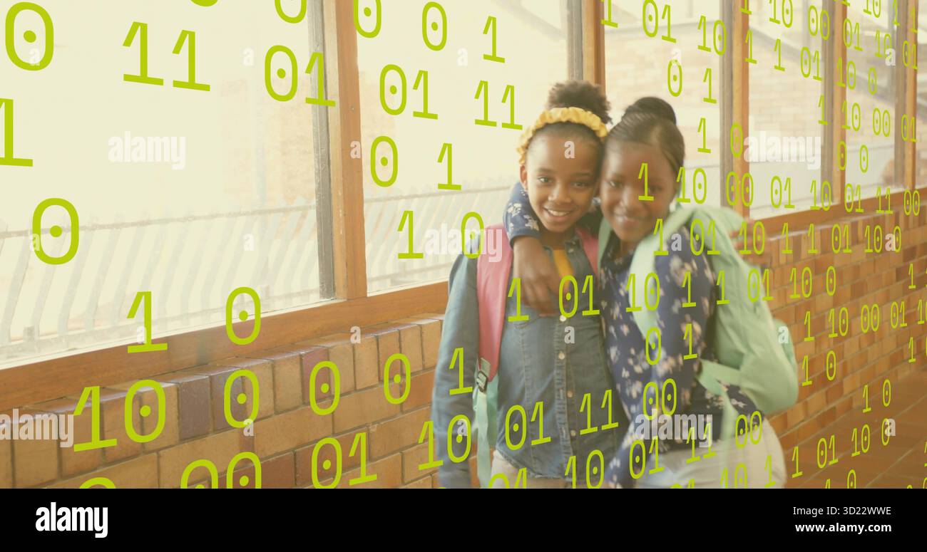 Kinder, die sich im Schulflur umarmen, Rucksäcke tragen, mit grünem Binärüberzug, Kopierraum Stockfoto