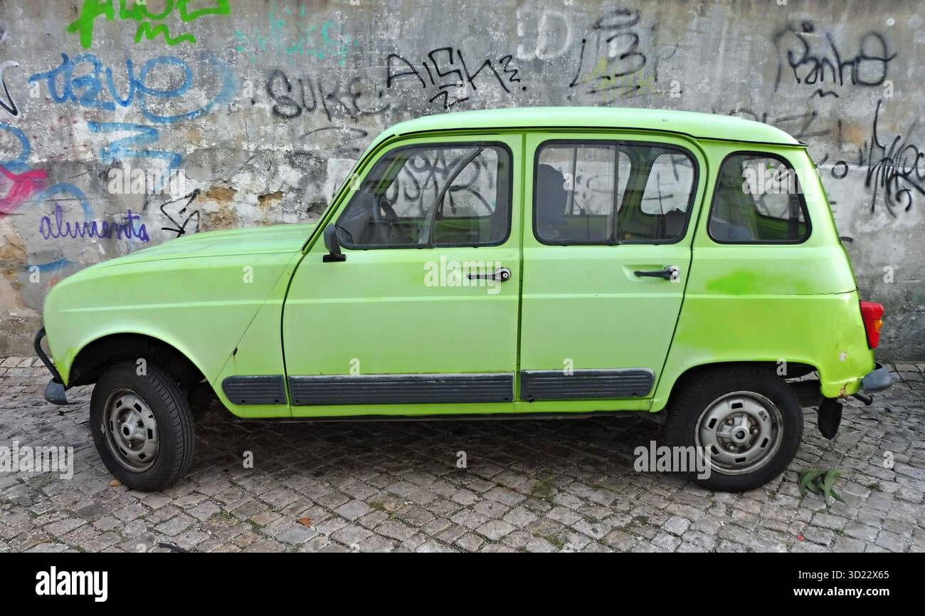 Das hellgrüne Renault 4 parkte in der Nähe der Graffiti-Wand Stockfoto