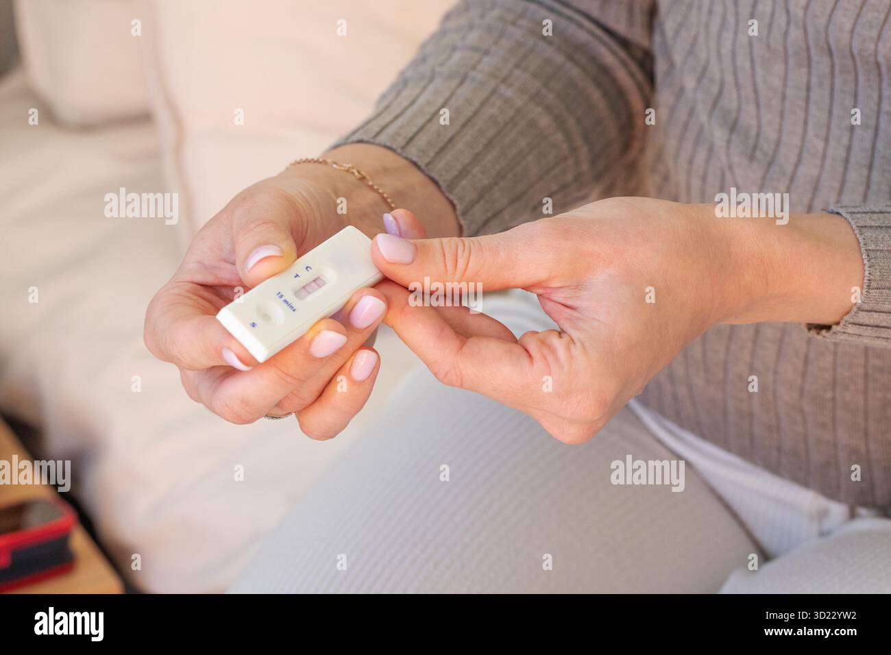Positives Ergebnis des Schnelltests auf Virusinfektion. Tests auf covid oder Grippevirus zu Hause. Stockfoto