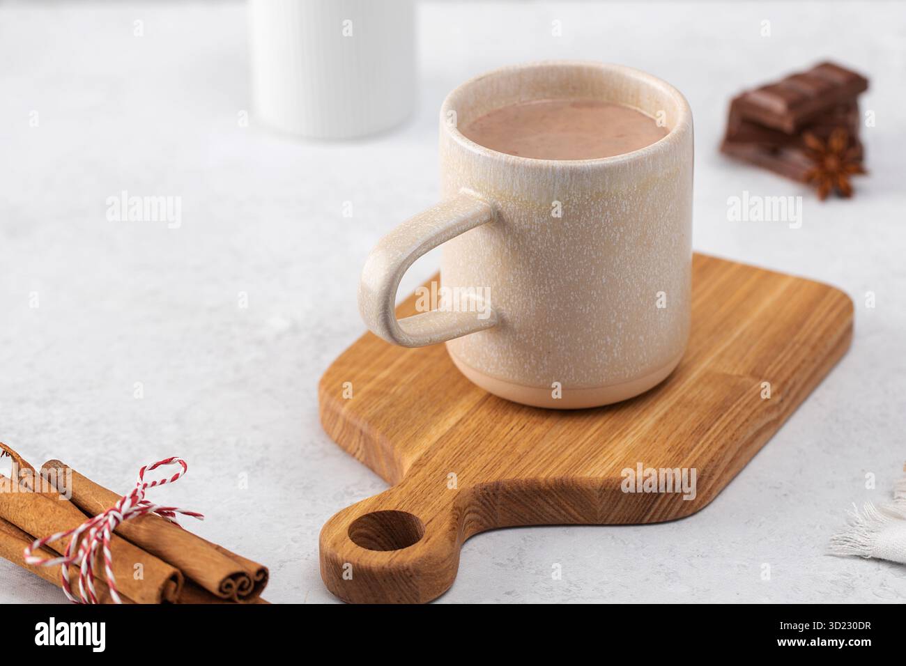 Becher süße heiße Schokolade mit kleinen Riegeln und Anisstern Stockfoto