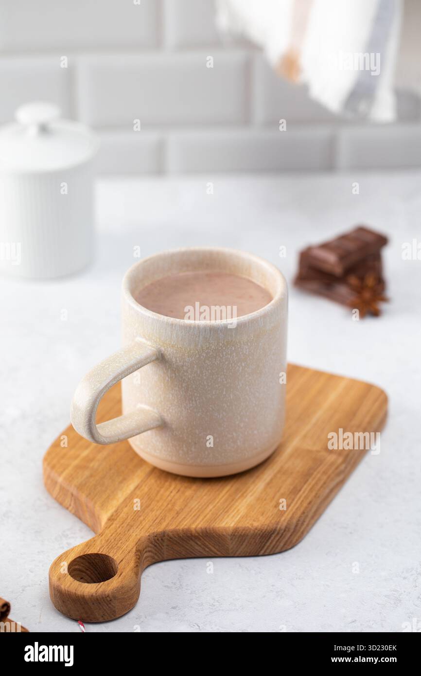 Becher süße heiße Schokolade mit kleinen Riegeln und Anisstern Stockfoto