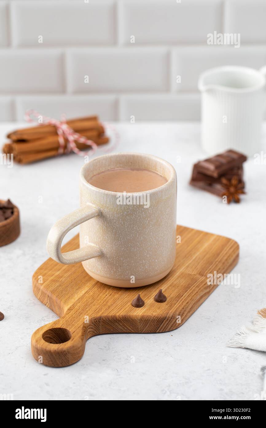 Becher süße heiße Schokolade mit kleinen Riegeln und Anisstern Stockfoto