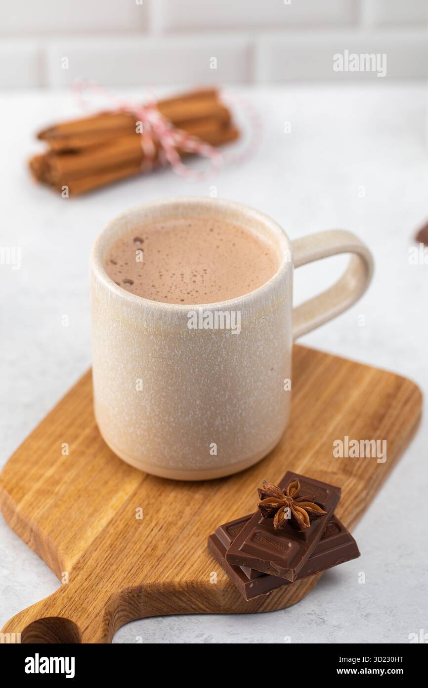 Becher süße heiße Schokolade mit kleinen Riegeln und Anisstern Stockfoto