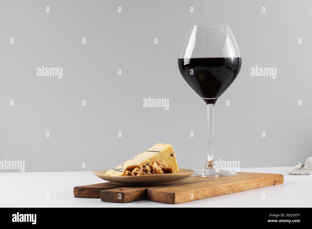 Natürlicher Rotwein mit Käse und Nüssen auf weiß Stockfoto