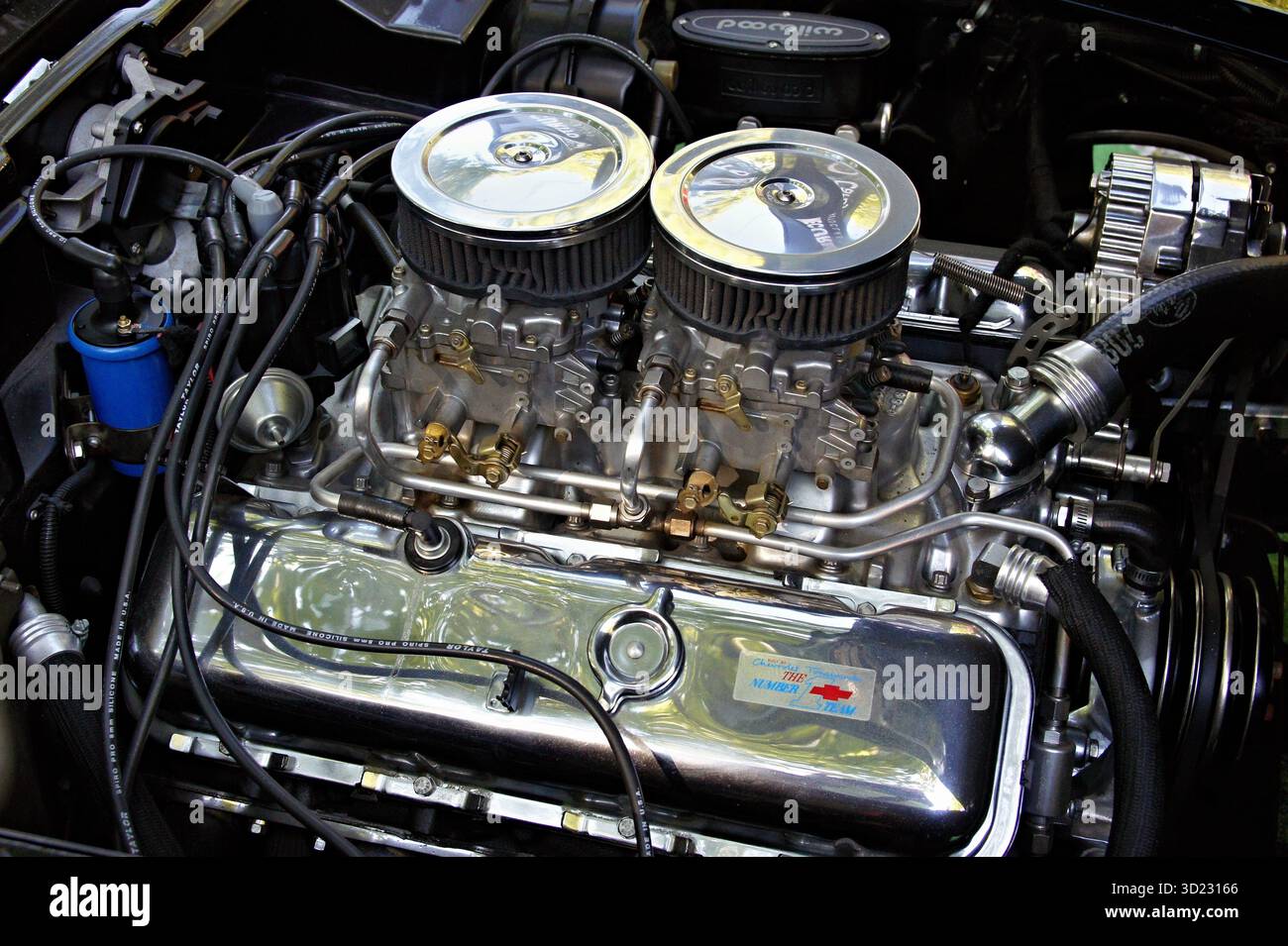 Verchromter Motor mit zwei Vergasern, Schläuchen, Kabeln und anderen Komponenten Stockfoto