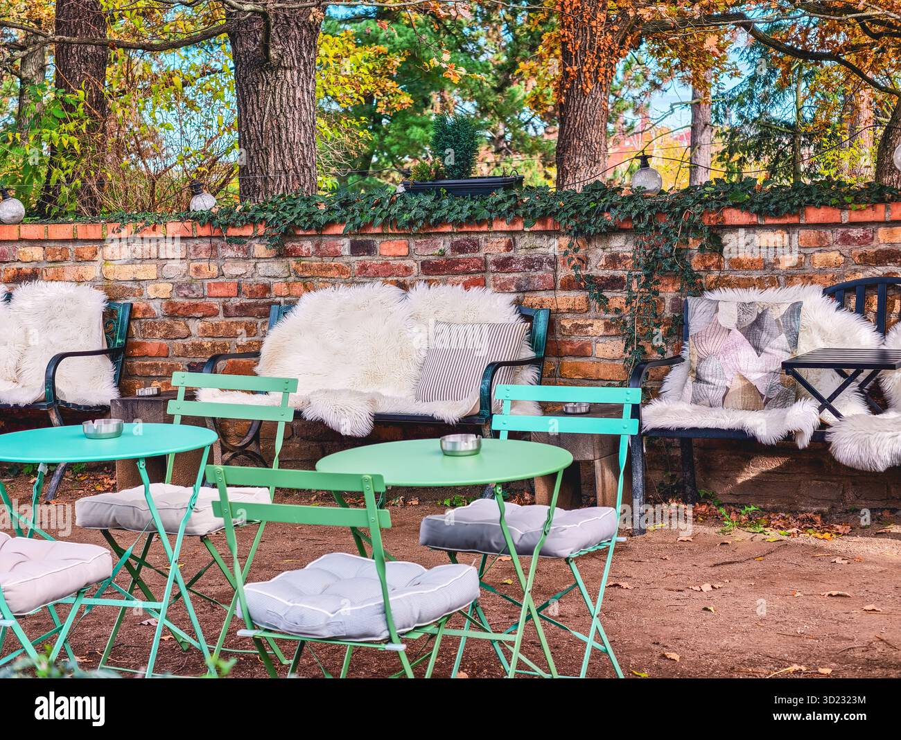 Gemütliches Outdoor Cafe Terrasse Herbst Bistro Möbel Mint Green Stühle Tische Brick Wall Restaurant Terrasse Sitzplätze European Street Cafe Essbereich Stockfoto