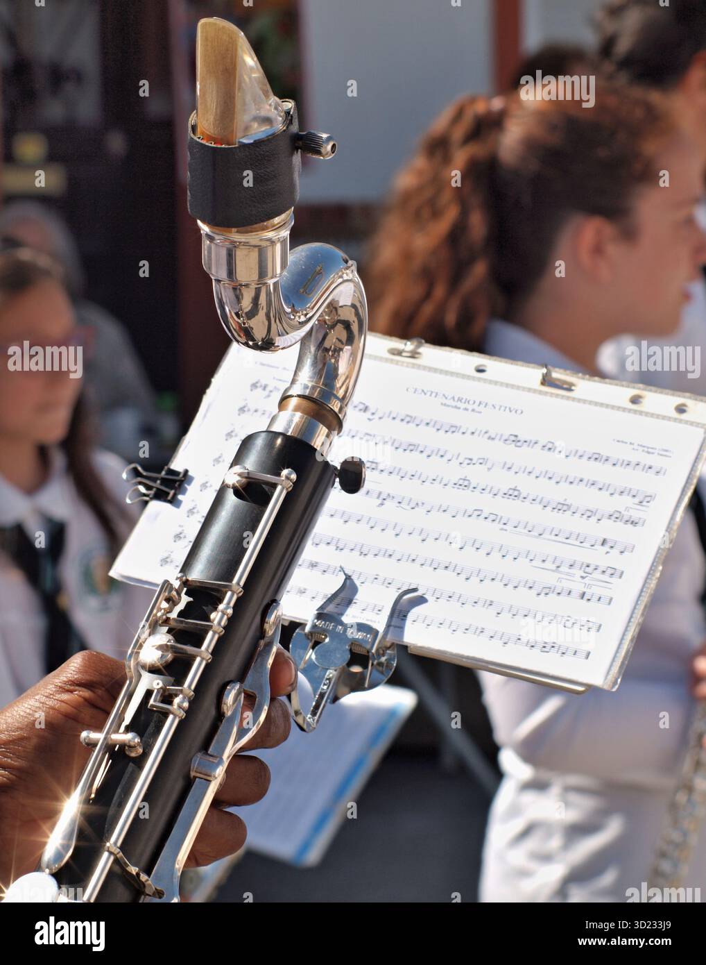 Musiker, der Klarinette während der Parade nach musikalischer Partitur spielt Stockfoto