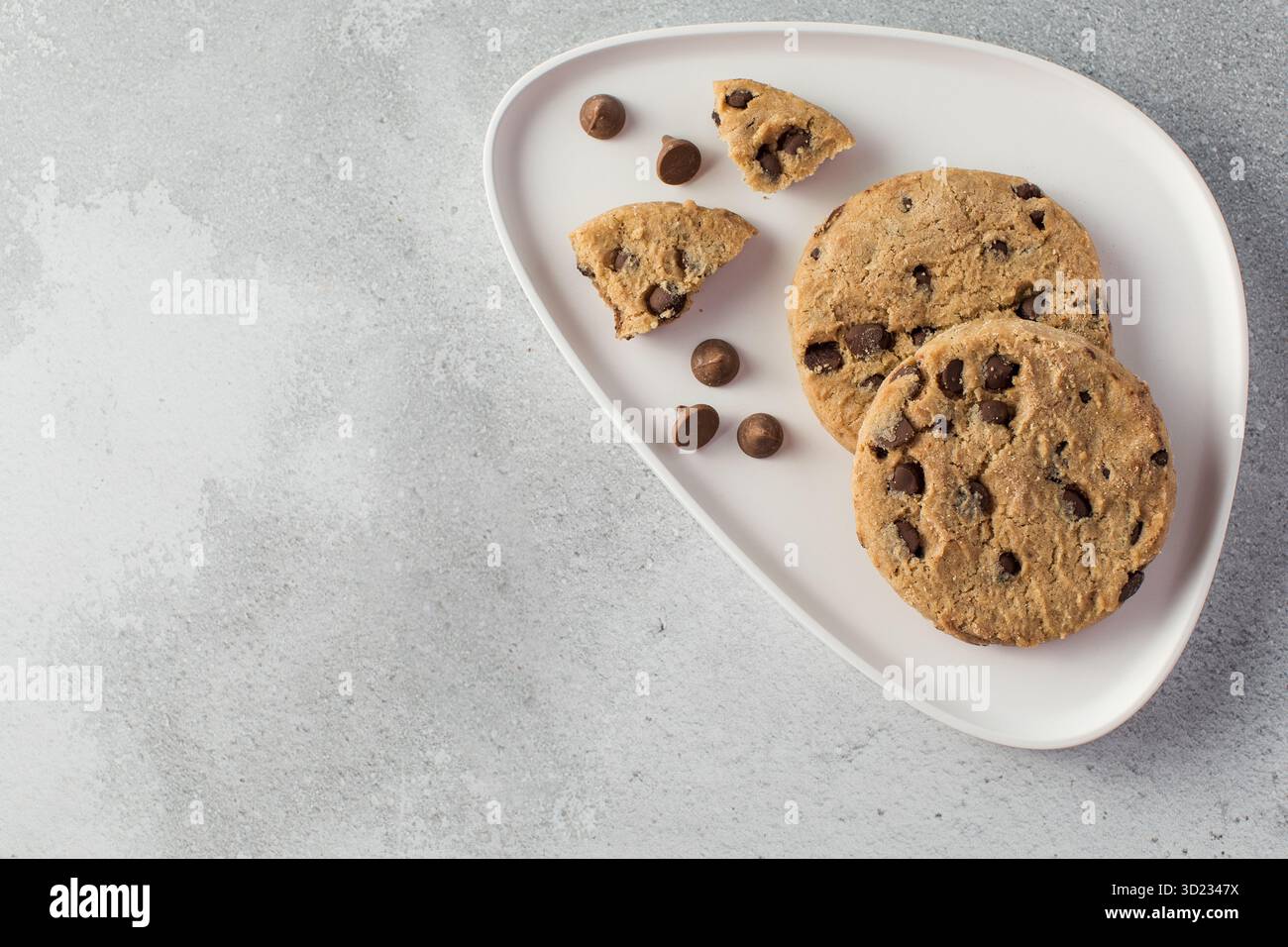 Schokoladenkekse auf einem modernen Teller mit grauem Hintergrund. Kopierbereich Stockfoto