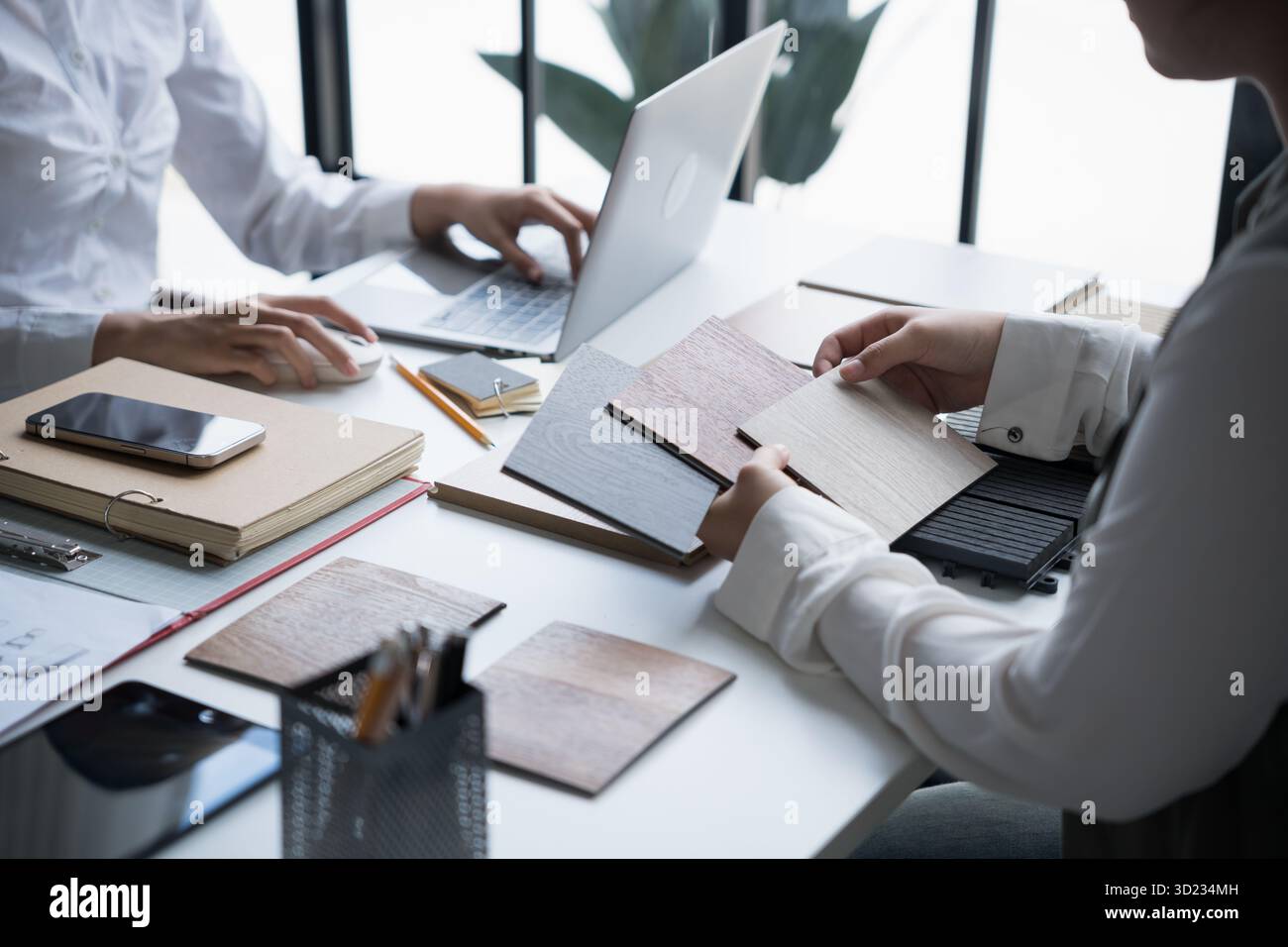Innenarchitektin präsentiert umweltfreundliche Holzmaterialmuster für nachhaltige Wohnkultur Stockfoto