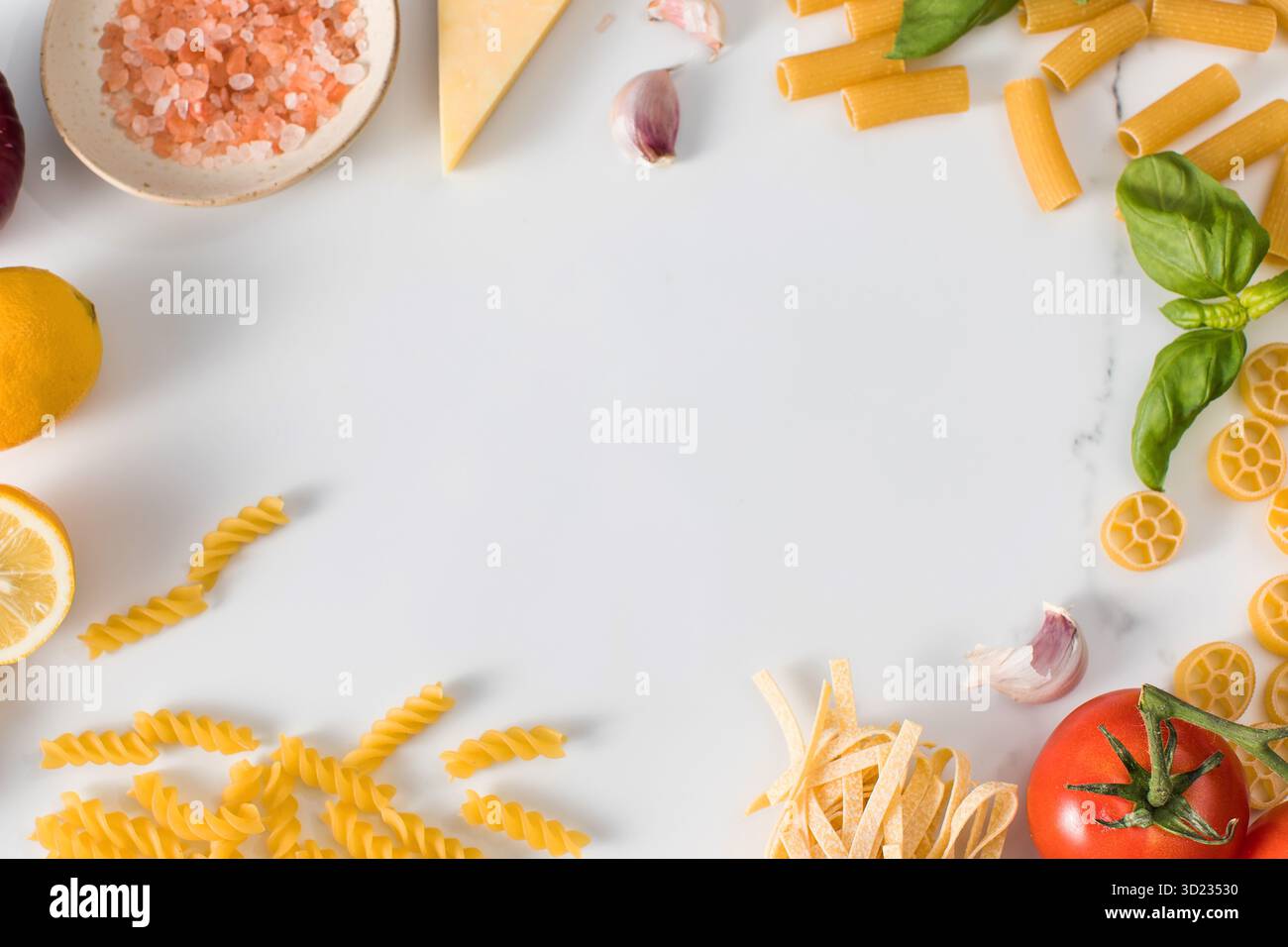 Rahmen aus handgemachten Pasta und Kochzutaten auf dem Tisch Stockfoto