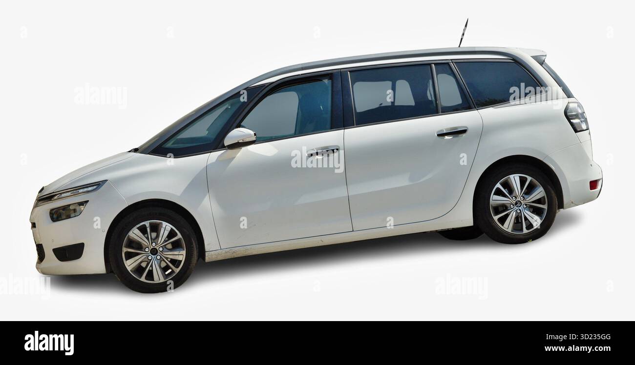 Weiß Citroën Grand C4 Picasso zeigt seine linke Seite isoliert auf weiß Stockfoto